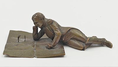 (П) Наполеон над картой сражения. 1900-1910-е гг. Бронза, литье, чеканка. 16,5 х 9,5 х 5 см