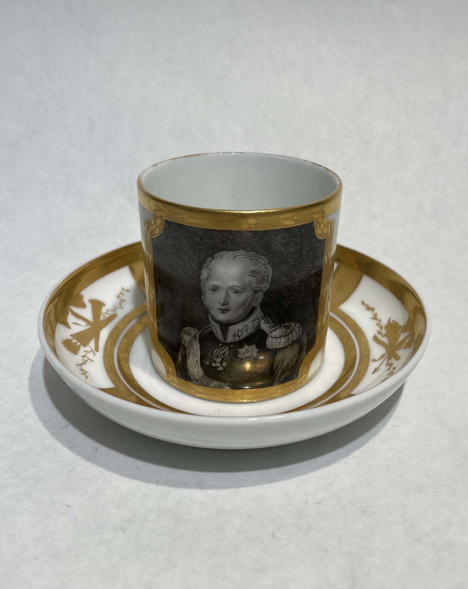 Чашка с портретом императора Александра I. Середина 1810-х гг.
