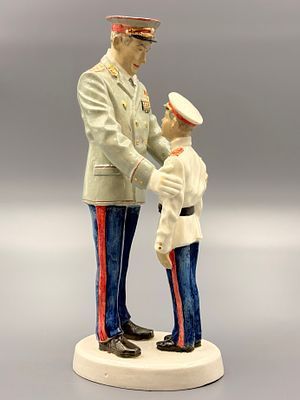 (П) Статуэтка по сцене фильма Офицеры, Родион Артамонов, XXI в. Фарфор, роспись