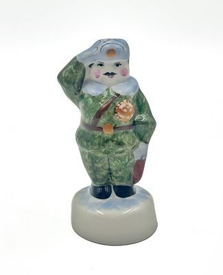 (П) Фарфоровая статуэтка солдат отдает честь. Чудово. 1995 - 2005 гг. Фарфор, роспись. В - 10 см