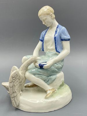 (П) Кучкина Таисия Сергеевна (1909—1942) - Девочка, кормящая гуся. ЛФЗ. 1930-е гг. Фарфор, ...