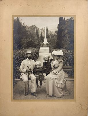 Фотография Семьи Дубровиных в Гурзуфском парке. 1901-1902 гг.
33 х 25 см