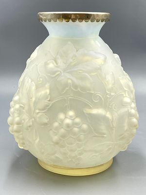 (П) Ваза в стиле Лалик (Lalique), 1930-е гг. Стекло (Lalique), серебряное горлышко в - 25,5 см ...