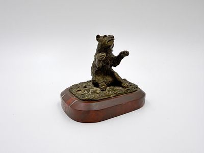 (П) Пресс-папье. Медведь. Нач. XX в. Бронза, каменное основание, 10 х 9 х 11 см