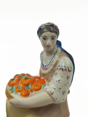 (П) Данько Наталья Яковлевна (1892–1942) - Украинка с помидорами. 1930-е. Фарфор, роспись, ...