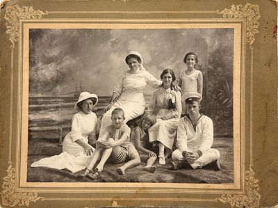 Фотография семьи Дубровиных. 1910-е гг.
23 х 31 см