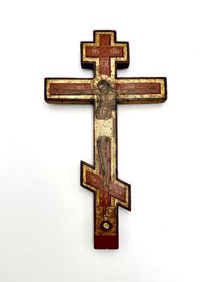 (М) Деревянный крест с распятием. Середина XIX в. Дерево, темпера. 34,1 х 19,1 см