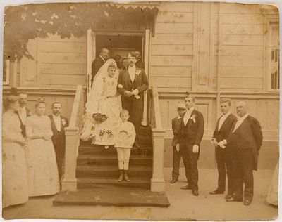 [ТОП-ЛОТ] Уникальная фотография свадьбы Константина Станиславского и Мариии Лилиной в усадьбе в Любимовке. 1889 г.
16,5 х 21 см