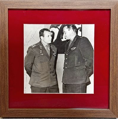 (М) Автограф Юрия Алексеевича Гагарина на фотографии, 1961 г.