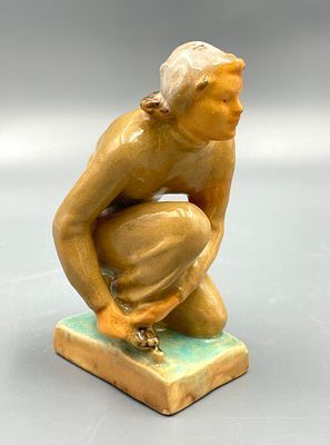 (П) Скульптура «Конькобежка». Гжельский фарфоровый завод. 1950-е гг. Высота 13,5 см. Керамика, ...