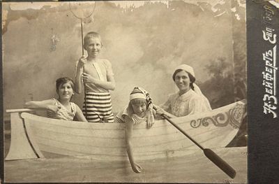 фотограф Зейферт Н.Я. Портрет семьи Дубровиных в лодке в фотоателье Евпатории. 1910-е гг.
14 х 22 см