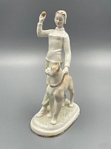 (П) Статуэтка «Дрессировка», авторы Столбова Г. С., Лупанова Е. Н. ЛФЗ, 1950-60 гг.