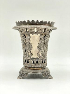 Континентальная Британская ваза из стерлингового серебра 1850-1899 гг.(G Palma antique silver urn) на трех ножках.