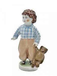 (П) Мальчик с мишкой. ЛФЗ, 1950-60 гг. Фарфор, роспись. В - 19,5 см