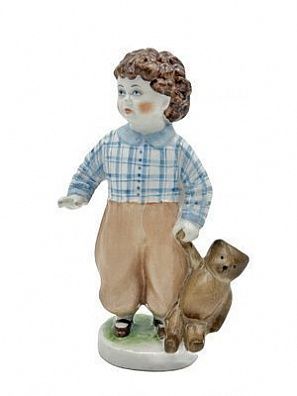 (П) Мальчик с мишкой. ЛФЗ, 1950-60 гг. Фарфор, роспись. В - 19,5 см