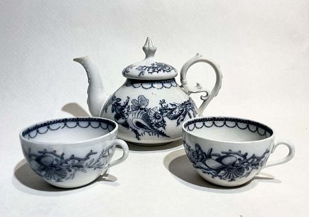 Чайник с крышкой и две чашки, Франция, конец XIX в.