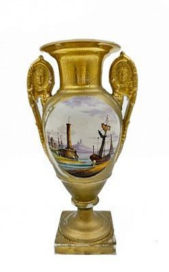 (П) Ваза с морскими сценами. 1830-40-е гг. Фарфор, надглазурная роспись, золочение. Высота - 25 см