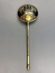 (П) Ложка серебряная с видом храма Василия Блаженного. 1881 г.