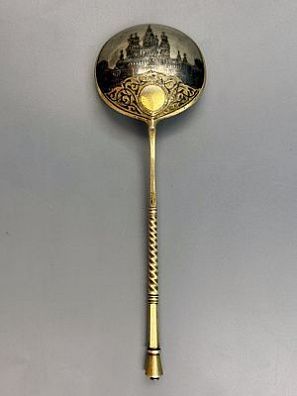 (П) Ложка серебряная с видом храма Василия Блаженного. 1881 г.