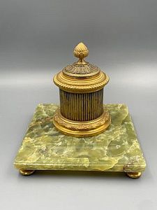 (П) Чернильница на массивной подставке. Внутри стеклянная чаша. ХХ в.