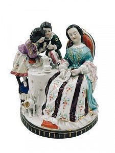 (П) Фарфоровая скульптура "Семейное чаепитие". 1880-90-е гг. Фарфор, роспись, золочение. 17х15 см