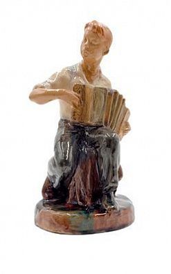 (П) Скульптура «Юный гармонист». СССР, Гжель. 1960-е. Керамика, поливы. Высота 28 см.