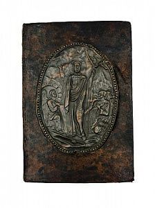 (П) Молитвослов. — С.П.Б. : Лит. П. Грозе, 1879. Центральный барельеф из металла с чеканкой, ...