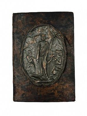 (П) Молитвослов. — С.П.Б. : Лит. П. Грозе, 1879. Центральный барельеф из металла с чеканкой, ...