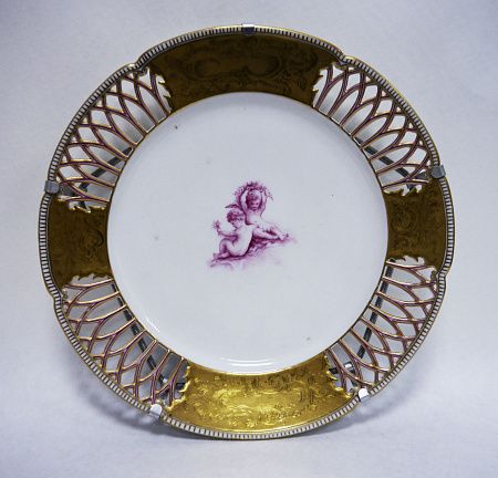 2 тарелки из "Пурпурного сервиза" с прорезным бортом и изображениями амуров. 1804-07 гг.