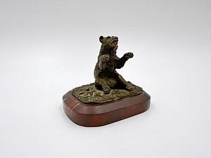 (П) Пресс-папье. Медведь. Нач. XX в. Бронза, каменное основание, 10 х 9 х 11 см