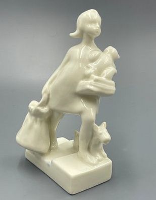 (П) Статуэтка «Переезд». скульптор Федорова Т. А., ЛЗФИ, СССР, 1960-е гг. Фарфор, глазурь, В - ...