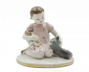 (П) Статуэтка «Девочка с кошкой», скульптор Велихова С. Б. ЛФЗ, 1950-60 гг. Фарфор, роспись. В ...