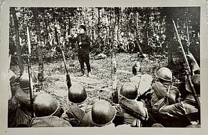(П) Фотография "К. Симонов выступает перед бойцами". 1942 г. 11,5 х 17,5 см. На оборотной ...