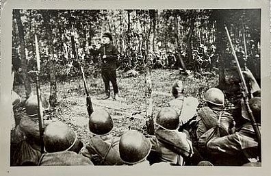 (П) Фотография "К. Симонов выступает перед бойцами". 1942 г. 11,5 х 17,5 см. На оборотной ...