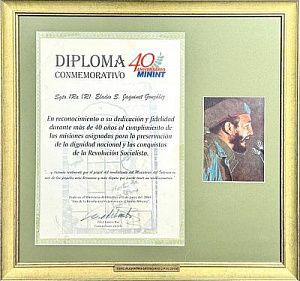 (М) Автограф Фиделя Кастро (1926-2016). В раме - 43 х 45,5 см