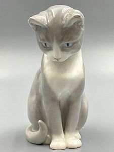 (П) Кот смотрит вниз, (Сидящий кот). Бинг и Грондл (Bing & Grøndahl) XX век. Дания.