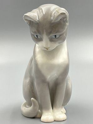 (П) Кот смотрит вниз, (Сидящий кот). Бинг и Грондл (Bing & Grøndahl) XX век. Дания. 13 х 8 х ...