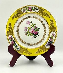 (П) Фарфоровая тарелка. Европа. Конец XIX в. Фарфор, деколь, роспись, золочение, 25,5 см