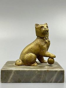 (П) Пресс-папье "Кот в бантике с мячом". Кон. XIX — нач. XX вв. Бронза, камень Высота - 7,5 см.