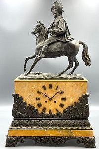 (П) Часы каминные со скульптурой Всадник. 1850-1870 гг. Бронза, мрамор. 38 х 14 х 64 см.