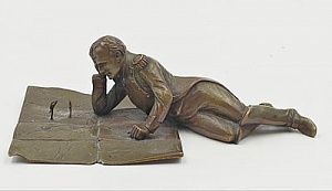 (П) Наполеон над картой сражения. 1900-1910-е гг. Бронза, литье, чеканка. 16,5 х 9,5 х 5 см