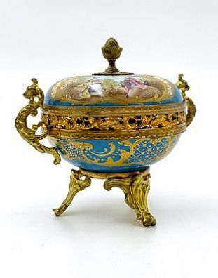 (П) Ароматница на ножках. Севр (Sevres). XIX в.