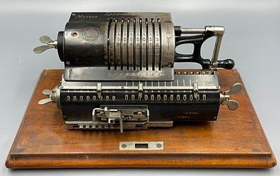 (П) Старинный арифмометр "Brunswiga" в деревянном футляре. 1910-1920-е гг.