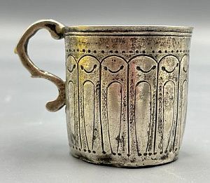 (П) Серебряная чарка. Россия. вторая половина XVIII в. Высота 4 см, Диаметр 3,7 см, Вес. 30.07 г.