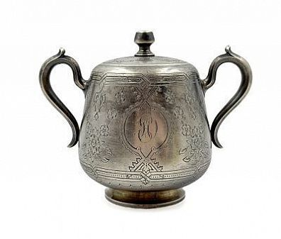 (П) Сахарница с гравированной виньеткой и цветами. Россия, 1885 г. Серебро (84 проба), вес -356 ...