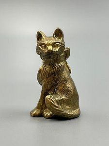 (П) Кот сидящий с бантиком, кон. XIX — нач. XX вв. Бронза, Высота - 3 см.
