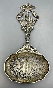(П) Столовый прибор с гербом. Германия, Кон. XIX - нач. XX вв. Серебро, 20 х 11 см. Клеймо 800 ...
