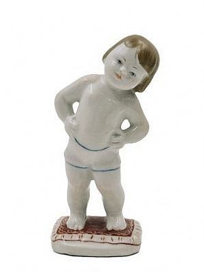 Зарядка. ЛФЗ, 1950-60-е гг. Фарфор, роспись. Высота - 10,5 см. На тулове проведена реставрация ...