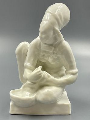 (П) Статуэтка «Туркменская прачка», скульптор Муратов Н. Е., ЛФЗ, 1930-е Фарфор, глазурь Выс. ...