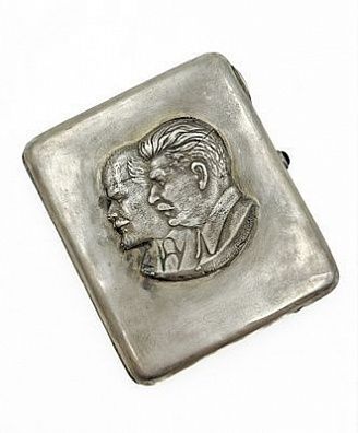 (П) Портсигар с изображением В.И.Ленина и И.В.Сталина. Пер. пол. XX в. Металл, серебрение, ...